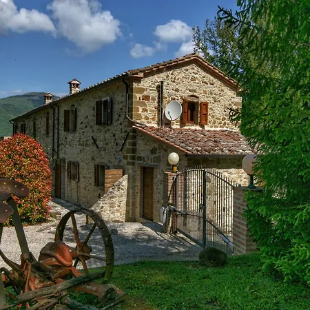 Dom wakacyjny Two Characteristic On An Estate In Umbria