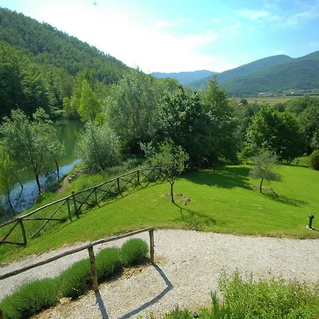 Сasa de vacaciones Two Characteristic On An Estate In Umbria Lisciano Niccone